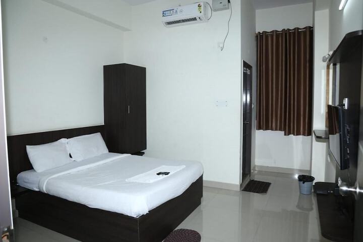 Room 4 of 9
