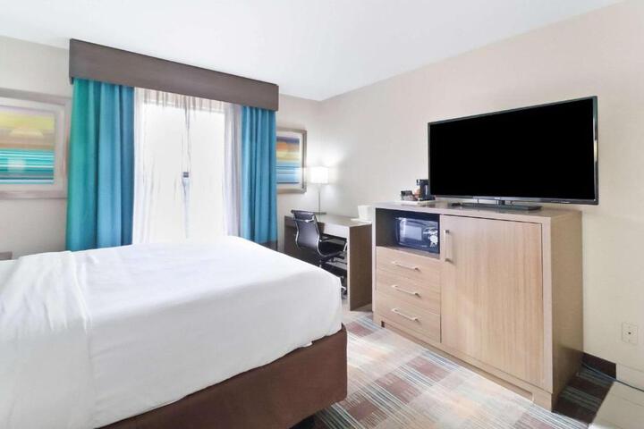 Standard Room, King or Two Doubles (2 of 2)