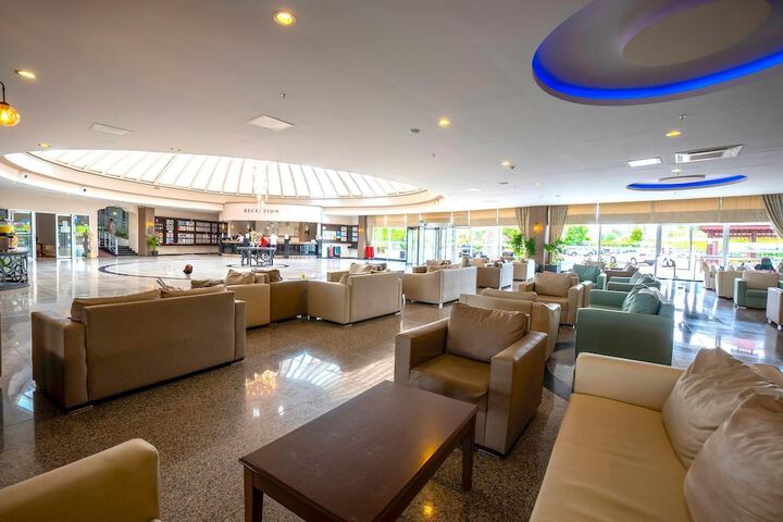 Lounge 116 of 172