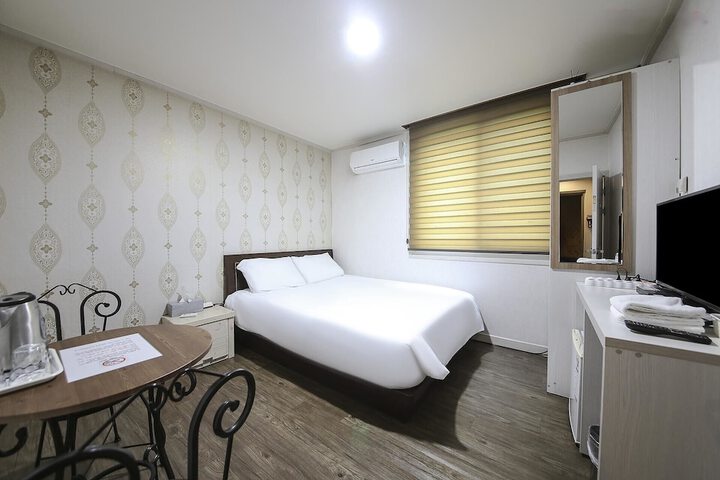 Room 6 of 13