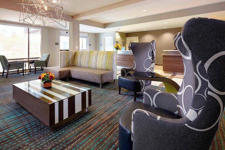 Lobby lounge