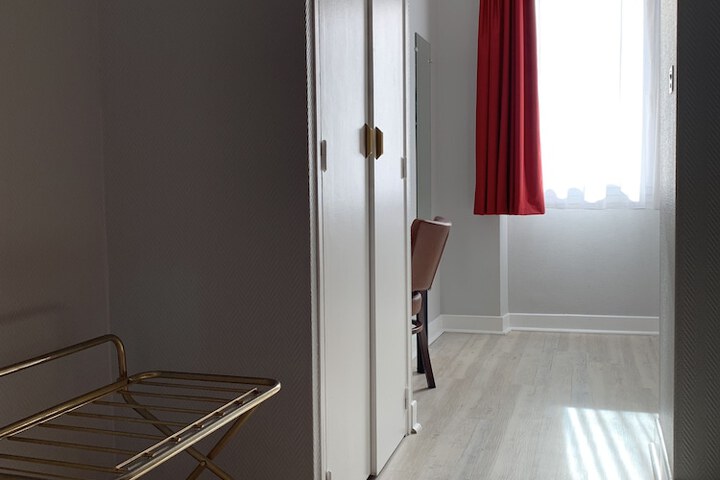 Room 4 of 16