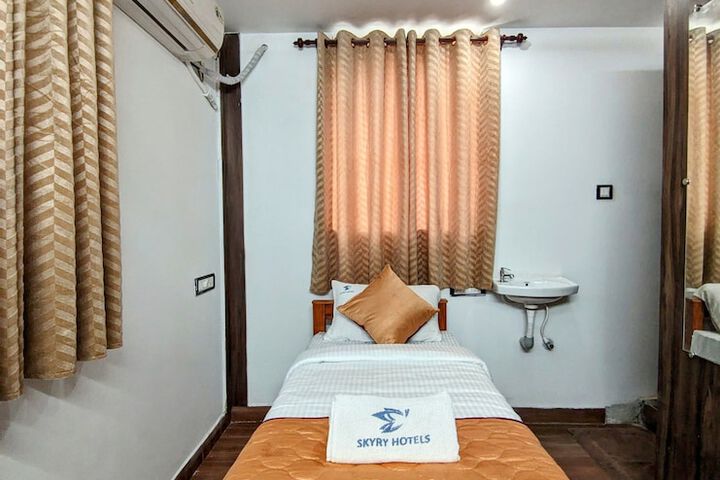 Room 8 of 12