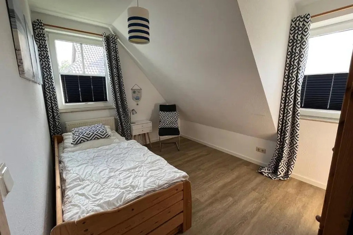 Room 2 of 8