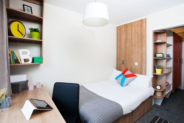 Room 7 of 12
