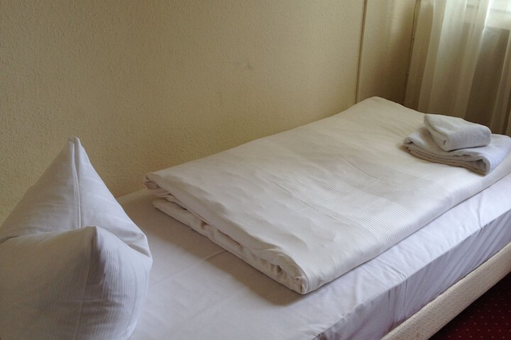 Room 9 of 37