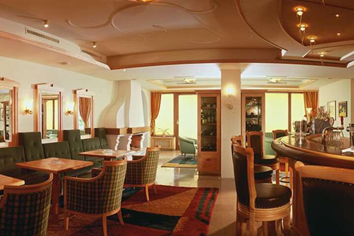 Lounge 34 of 37