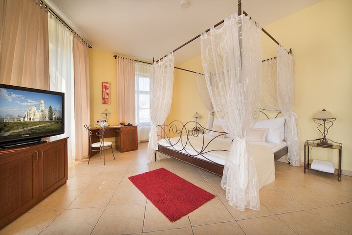 Room 8 of 18