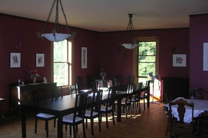 Dining 19 of 21