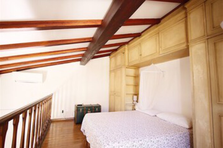 Room 13 of 28