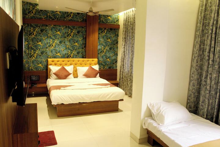 Room 12 of 18