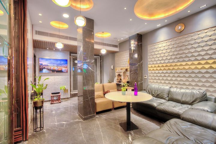 Lounge 78 of 80
