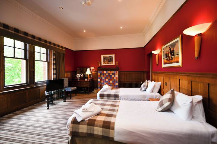 Room 4 of 37