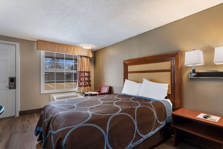 1 Double Bed Accessible (14 of 18)