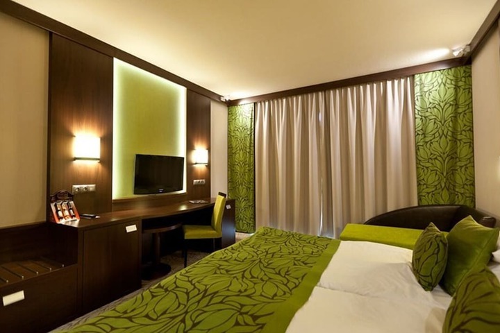 Room 12 of 76