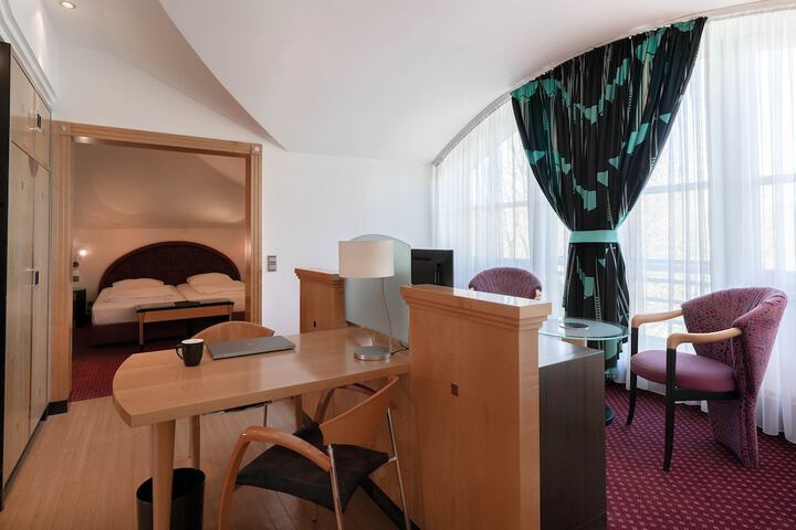 Room 33 of 102