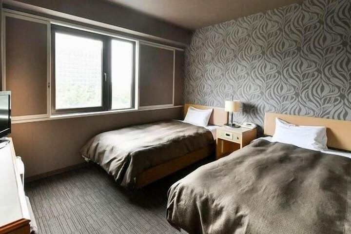 Room 9 of 33