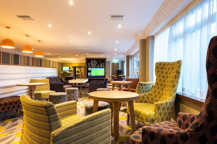 Lounge 75 of 109