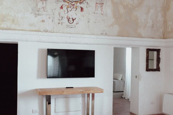 Room 8 of 114