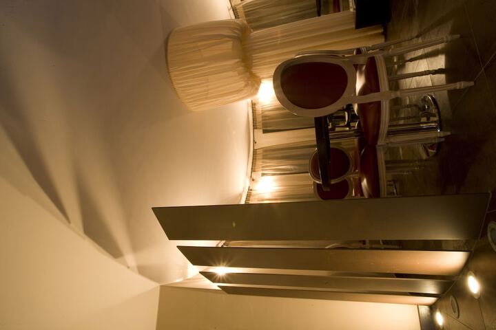 Lounge 33 of 39