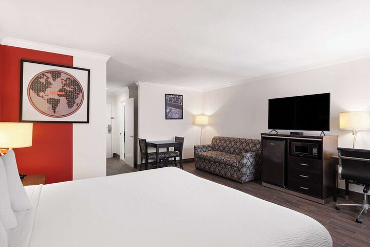 1 King Bed (5 of 18)