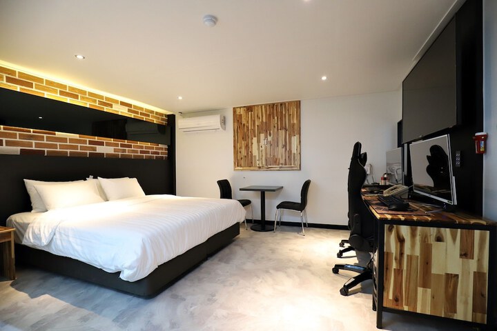 Room 5 of 27