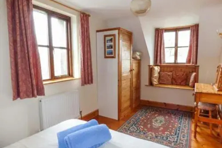 Room 4 of 10