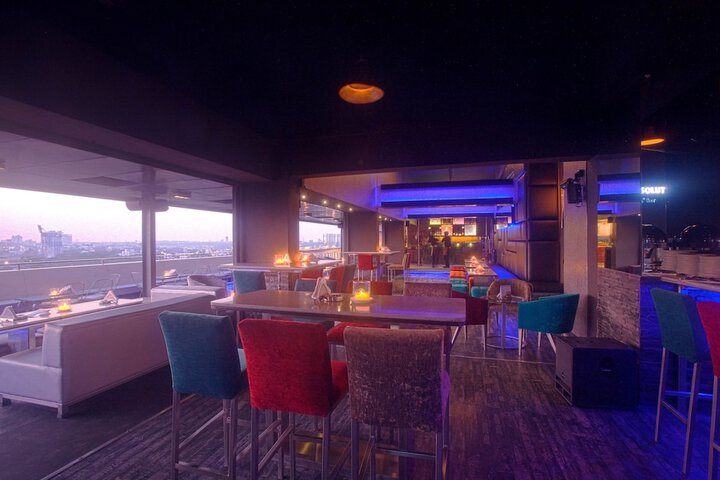 Lounge 31 of 34