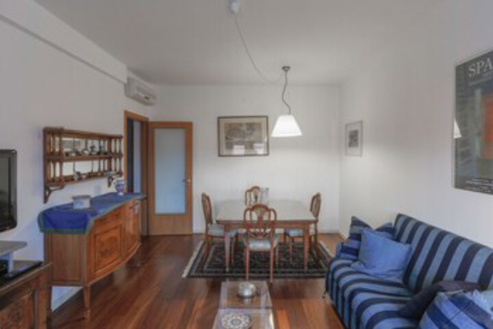 Room 10 of 32