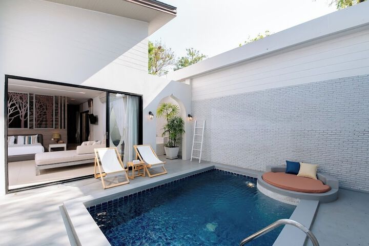 Hotel Pool