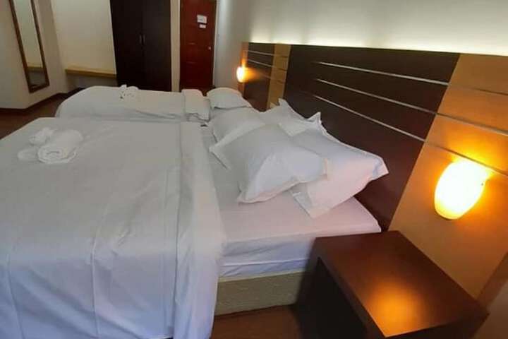 Room 6 of 33