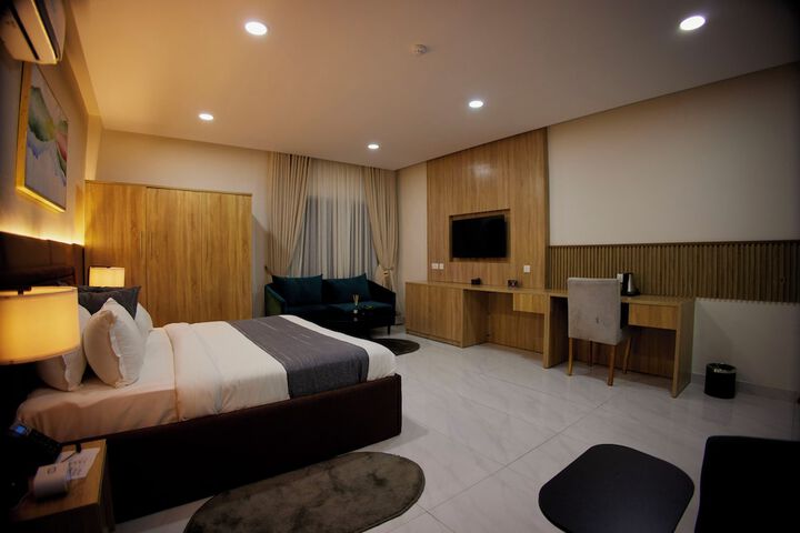 Room 2 of 82