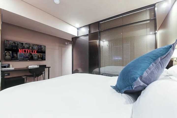 Room 16 of 36