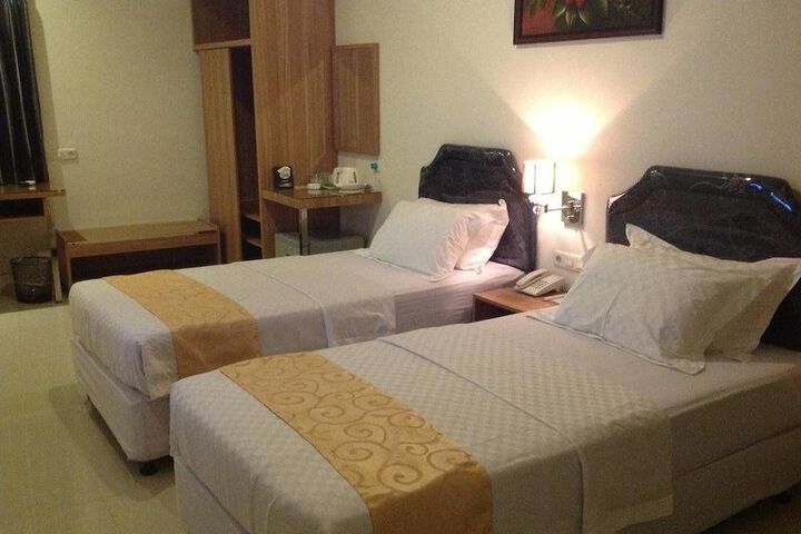Room 6 of 16