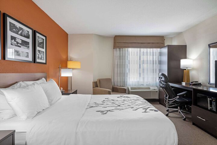 1 Queen Bed (13 of 17)