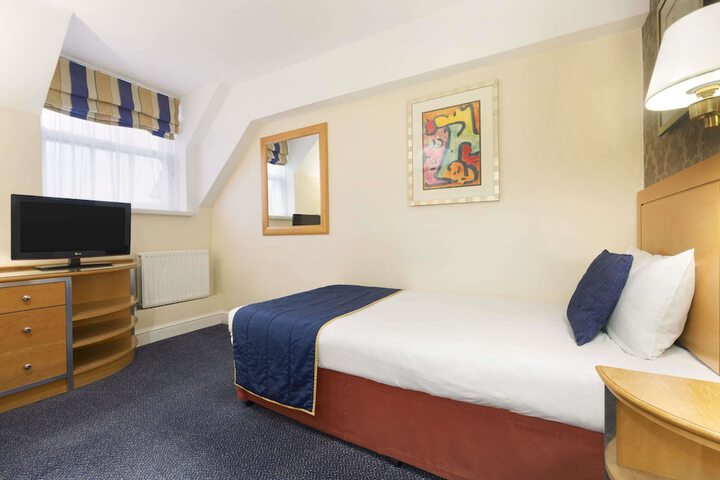 Room 17 of 48