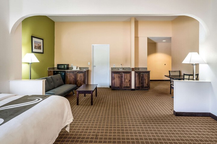 1 King Bed (6 of 22)