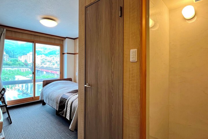 Room 18 of 107