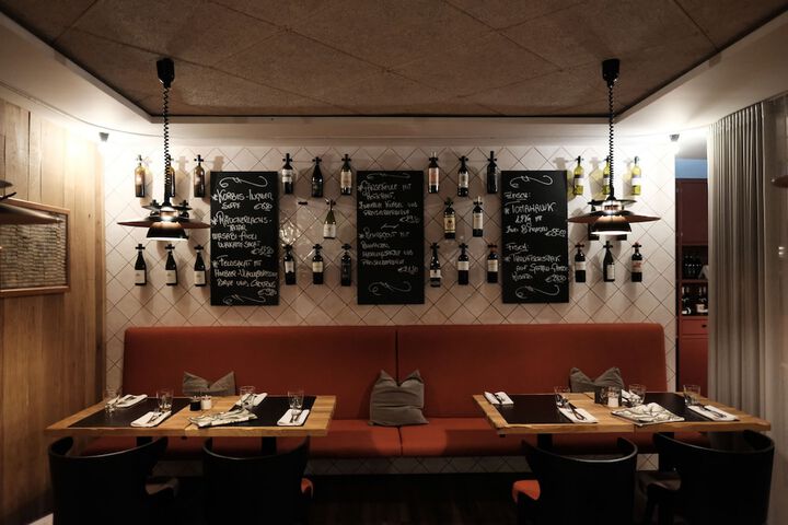 Dining 30 of 35
