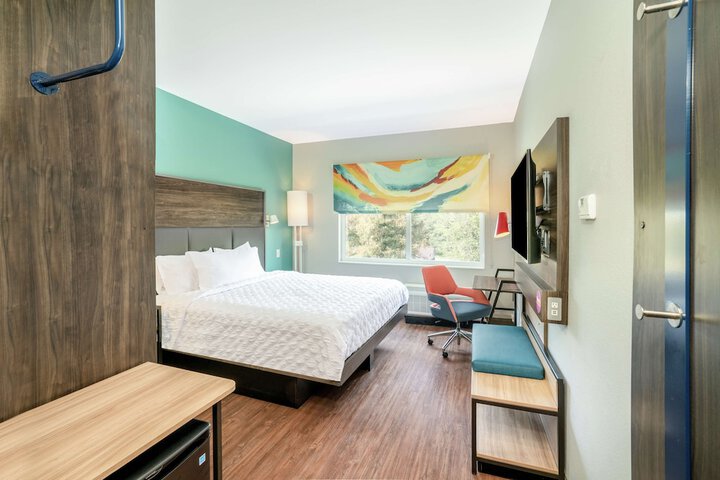 1 King Bed (3 of 14)