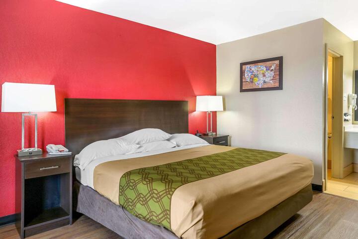 1 Queen Bed (7 of 10)