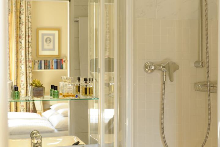 Room 32 of 59