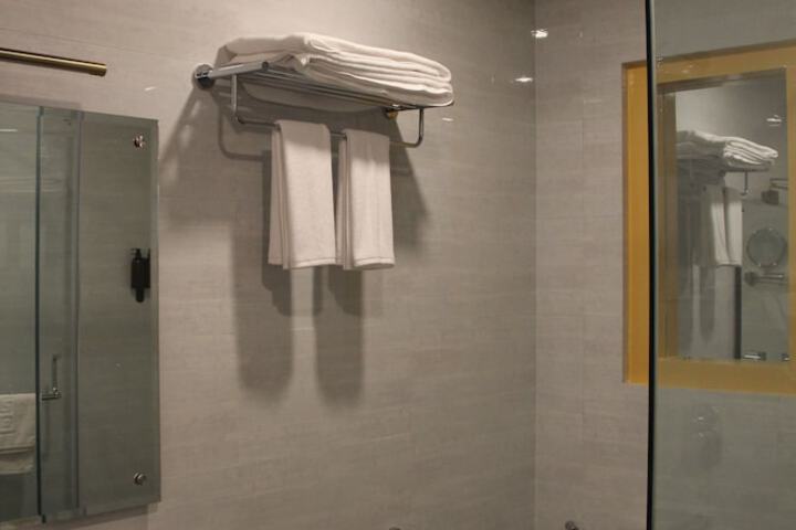 Room 12 of 18