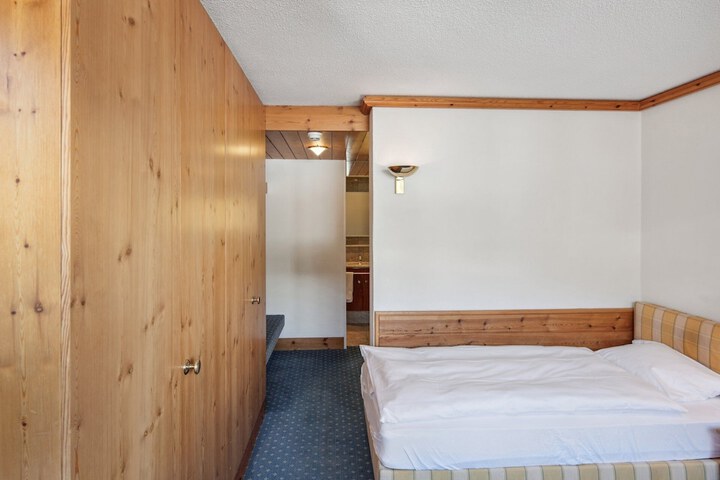 Room 15 of 93