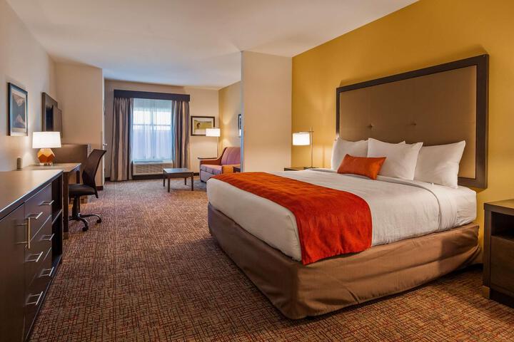 Accesssuite1 Kingbedmobilityaccesswalkinshowersofabedforonepersonrefrigeratornonsmokingfullbreakfast (11 of 24)