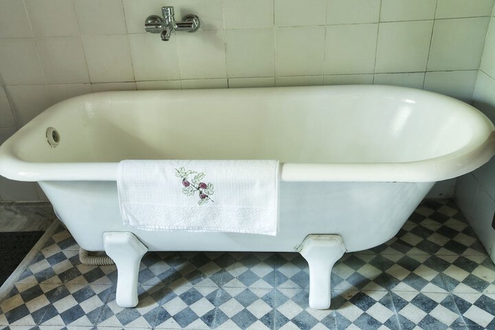 Deep soaking bathtub