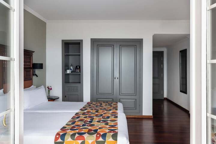Room 6 of 165