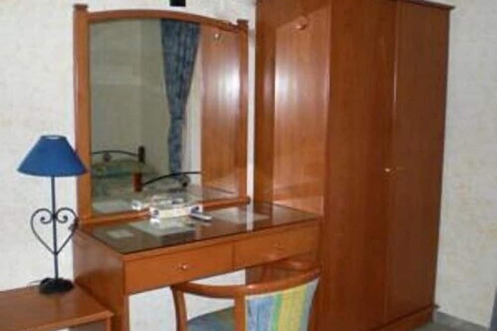 Room 4 of 13