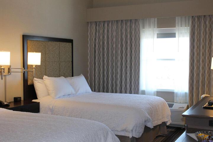 2 Queen Beds (10 of 12)