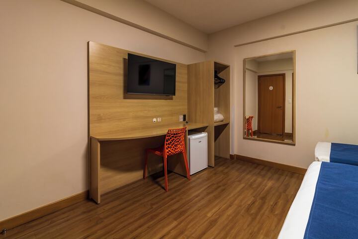 Room 35 of 102